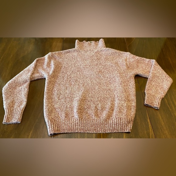 Old Navy knit sweater. 20 in from armpit to armpit. Length 21.5 inches. - Picture 4 of 10